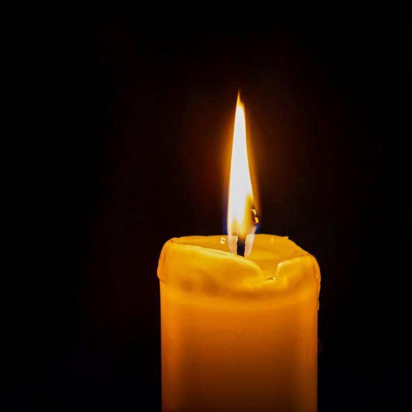 Kerzen vor dunklem Hintergrund