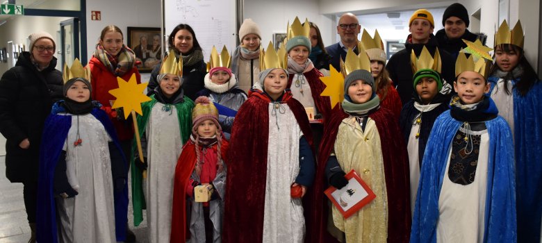 Die Sternsinger der Katholischen Pfarreien St. Luzia und Odilia in Hesselbach, St. Leonhard und Konrad in Beerfelden sowie St. Sophia in Erbach zu Besuch im Landratsamt mit Landrat Frank Matiaske