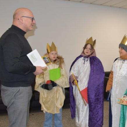 Landrat mit Sternsingern