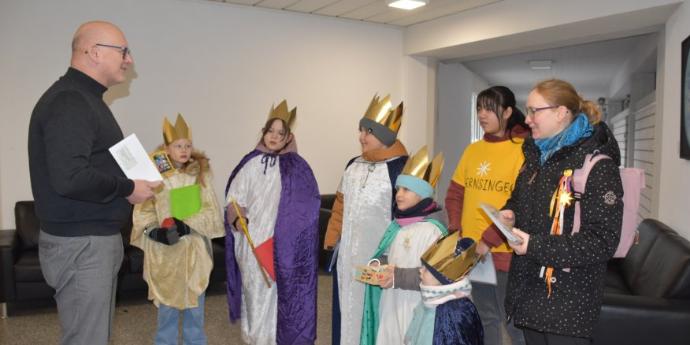 Landrat mit Sternsingern