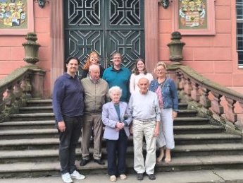 Gruppenbild vor dem Erbacher Schloß
