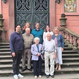 Gruppenbild vor dem Erbacher Schloß