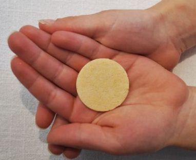 Hostie auf dem Handteller