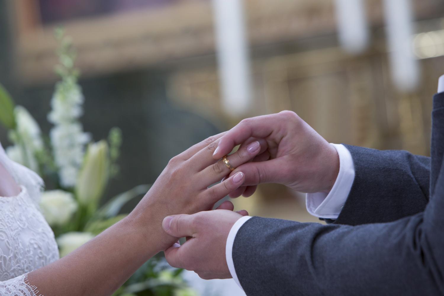 Der Ehering wird angesteckt