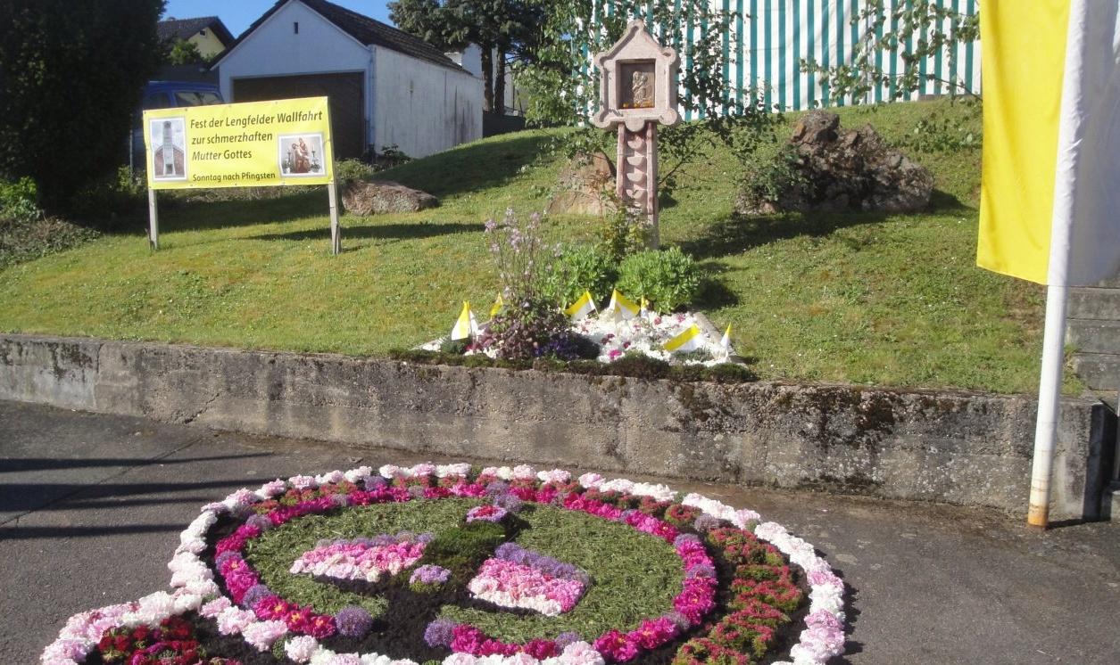 Wallfahrt Lengfeld Blumenteppich