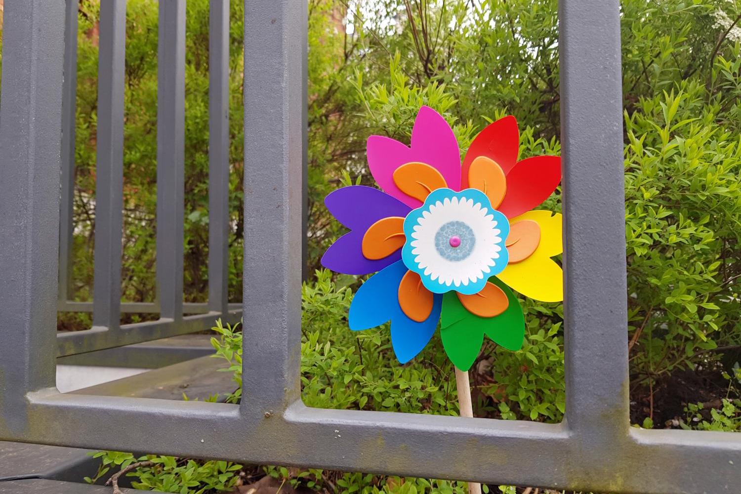 165019_bunte_windmuehle_hinter_grauem_gitter_by_peter_weidemann_pfarrbriefservice