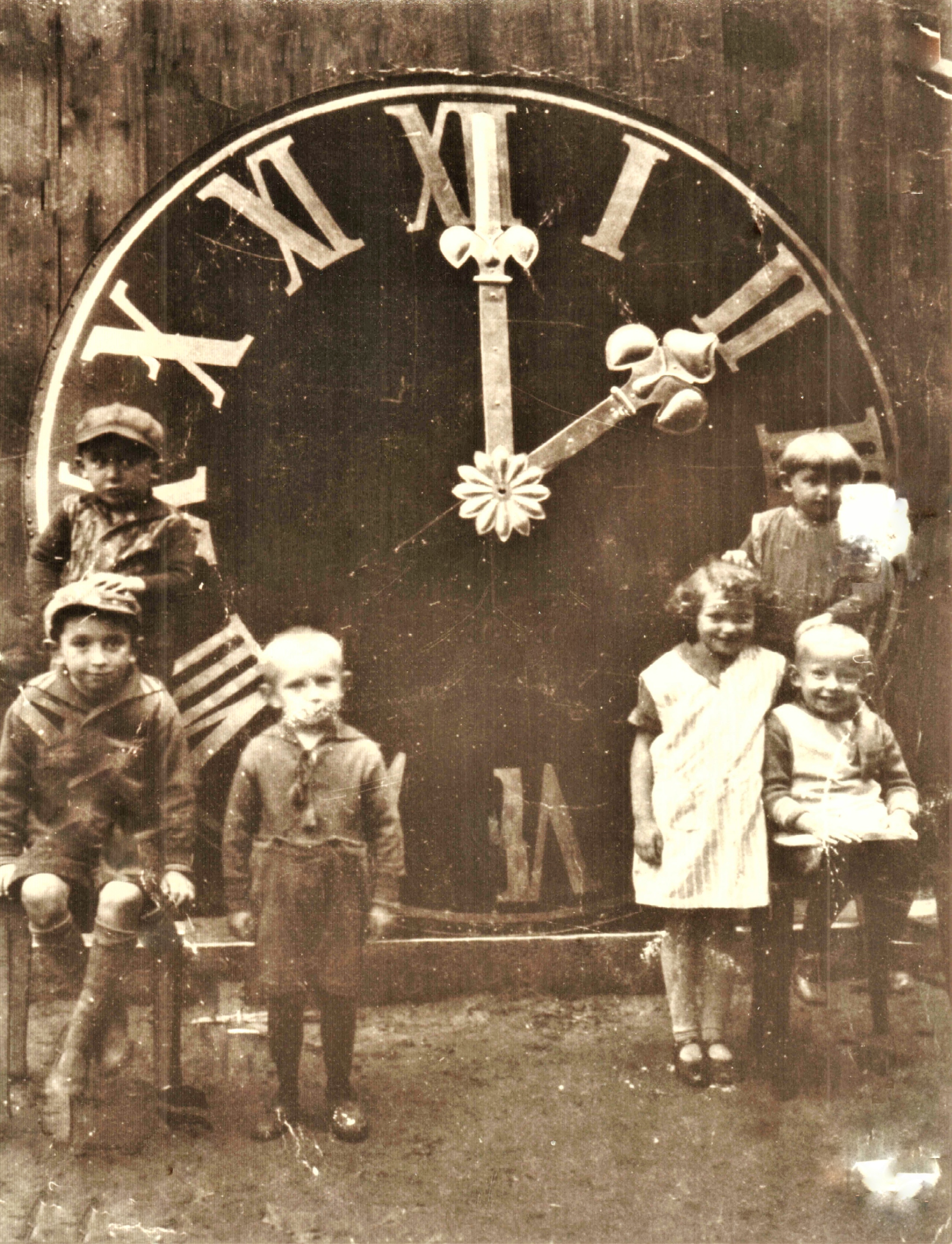 Alle Kinder sind Enkelkinder des Glöckners Valentin Hofmann Linke Seite: hinten: Josef Hofmann und sein Bruder vorne links Franz Hofmann und daneben der Vetter Franz Hofmann Rechte Seite (Geschwister Adler): hinten: Maria vorn v. li. Josepha, Karl