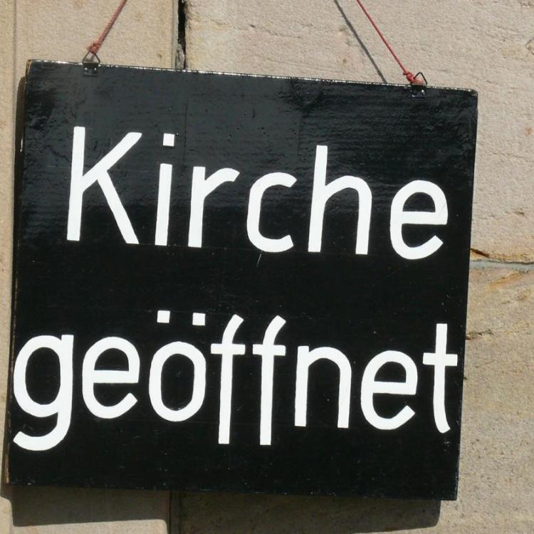 Schild an der Kirchentür
