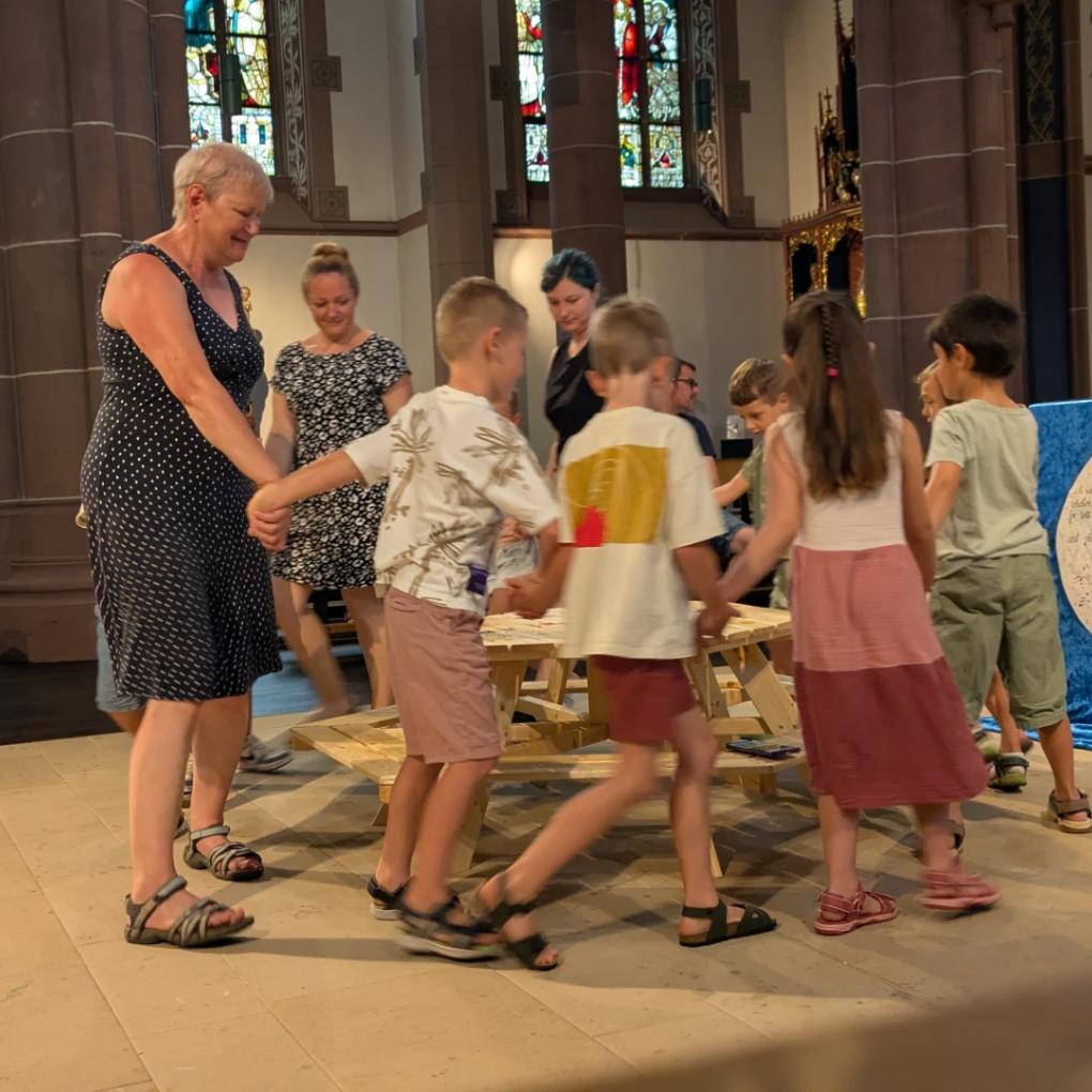 Die Kinder der Kita St. Hildegard während des Liedes 'Deine Hände'