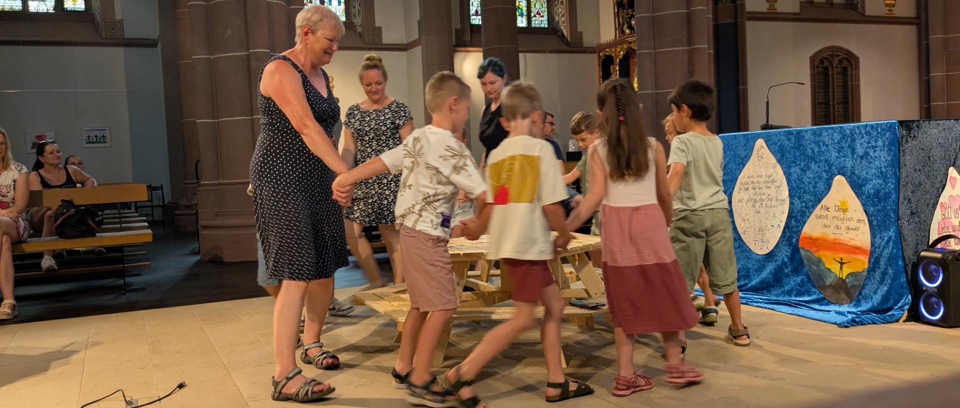 Die Kinder der Kita St. Hildegard während des Liedes 'Deine Hände'