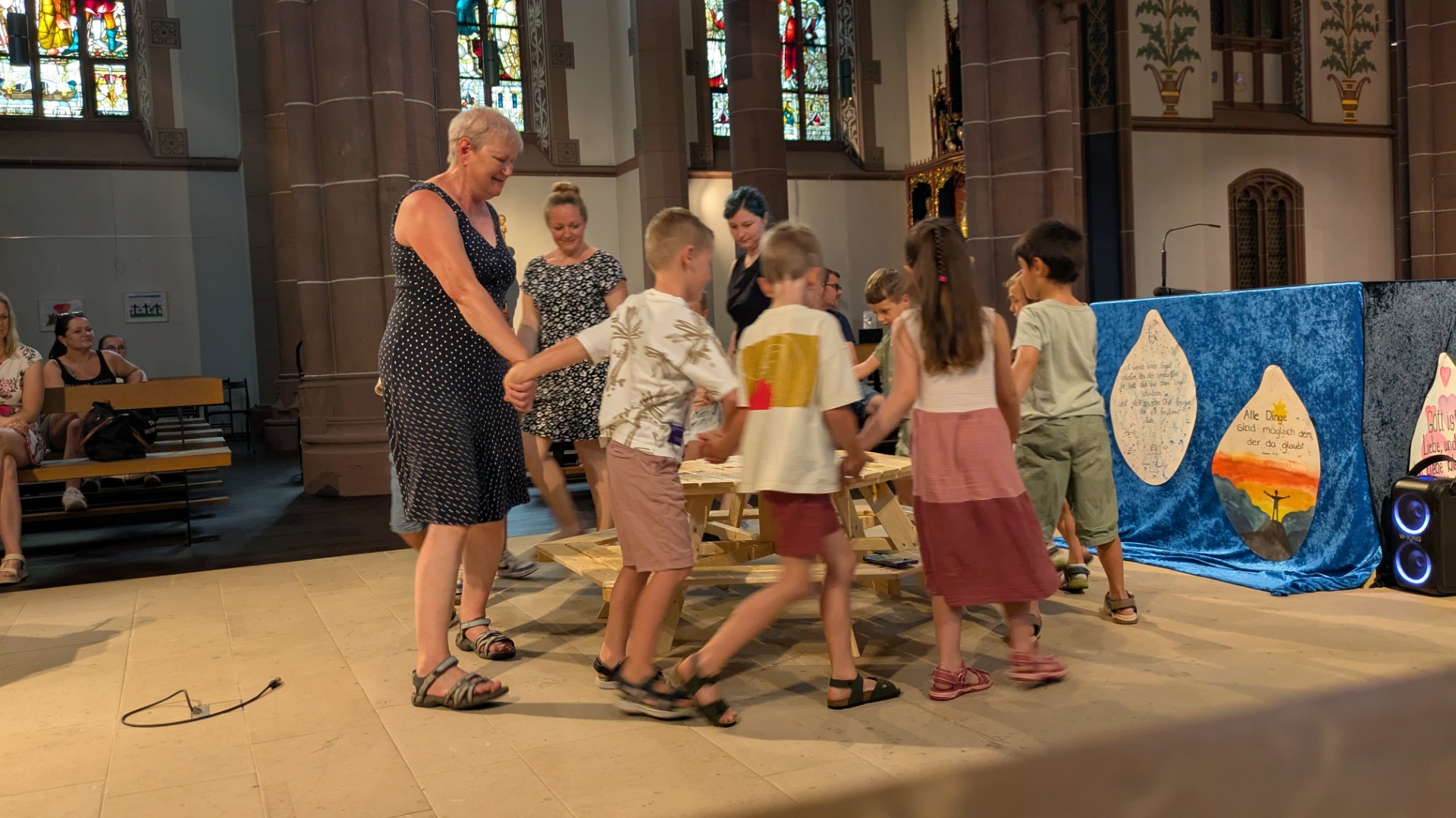 Die Kinder der Kita St. Hildegard während des Liedes 'Deine Hände'