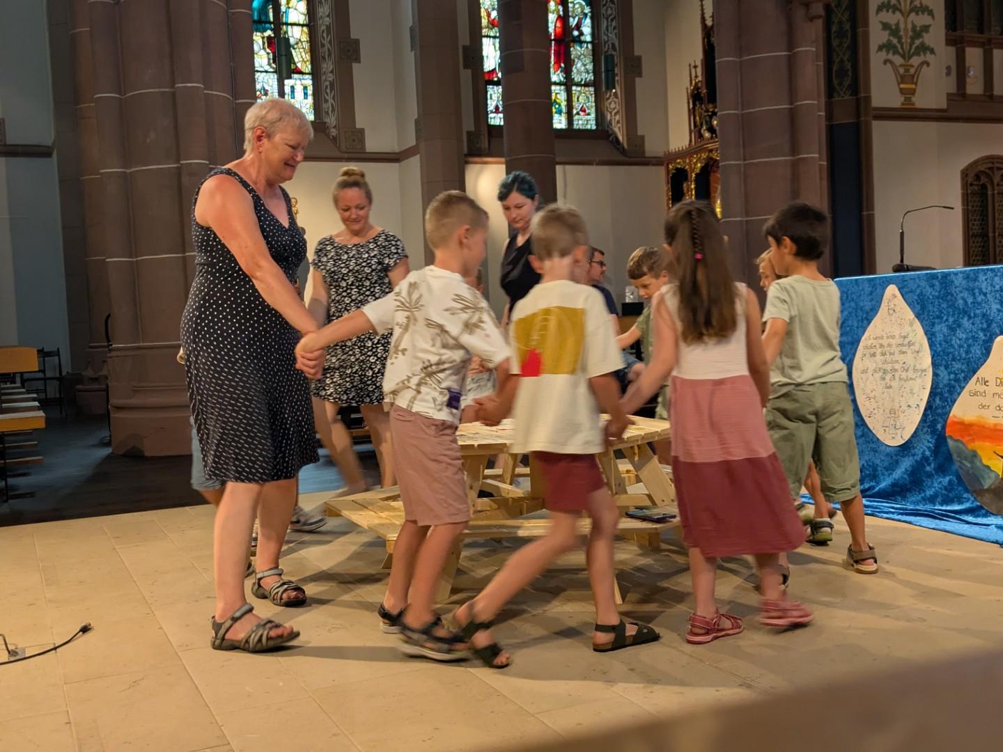 Die Kinder der Kita St. Hildegard während des Liedes 'Deine Hände'