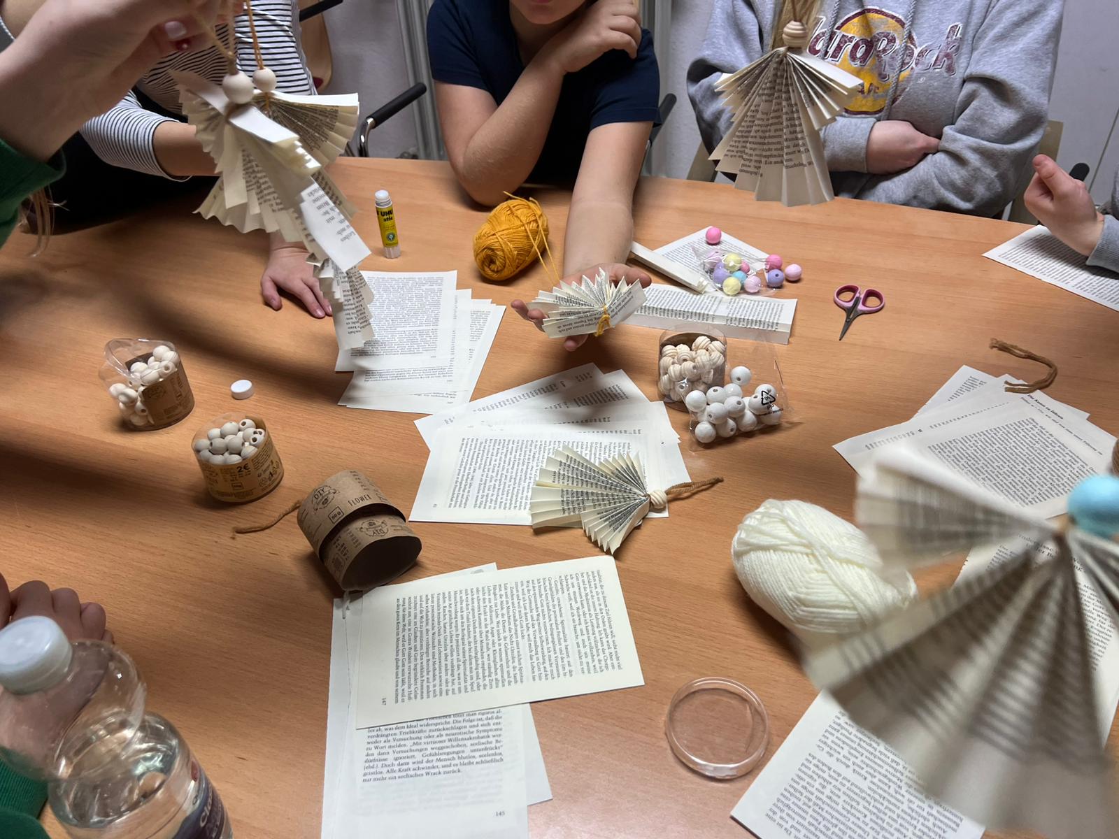 Engel werden liebevoll gebastelt