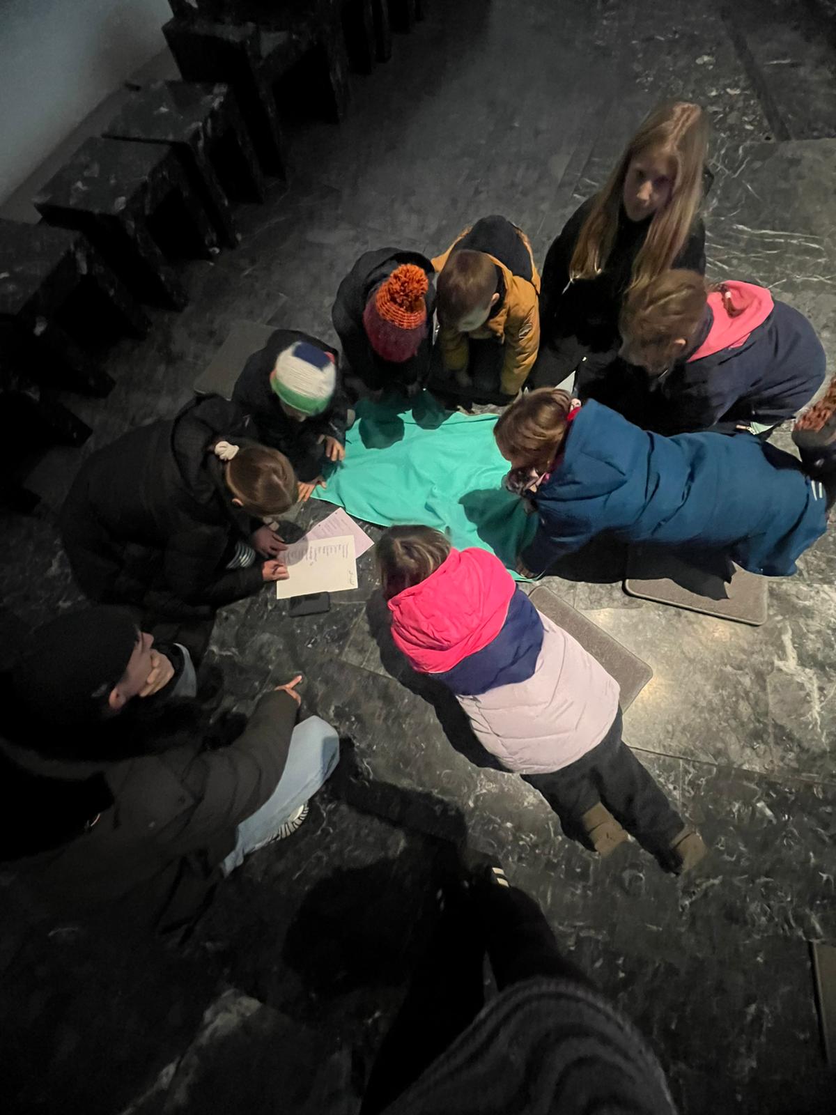 Kinder spielen und rätseln gemeinsam