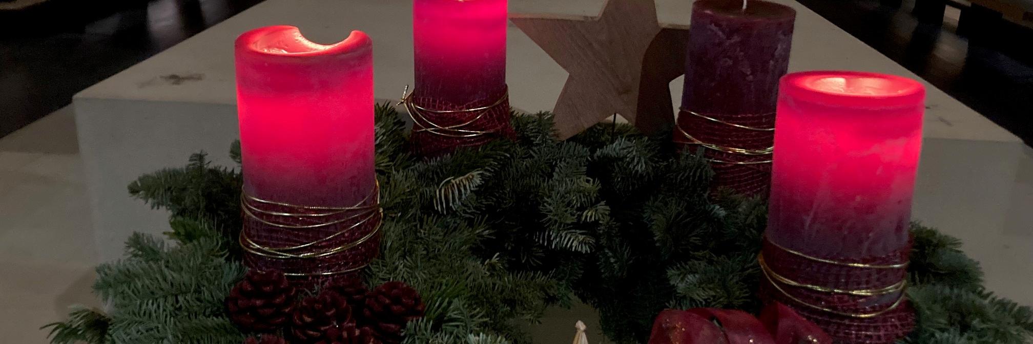 Adventskranz in der Apostelkirche