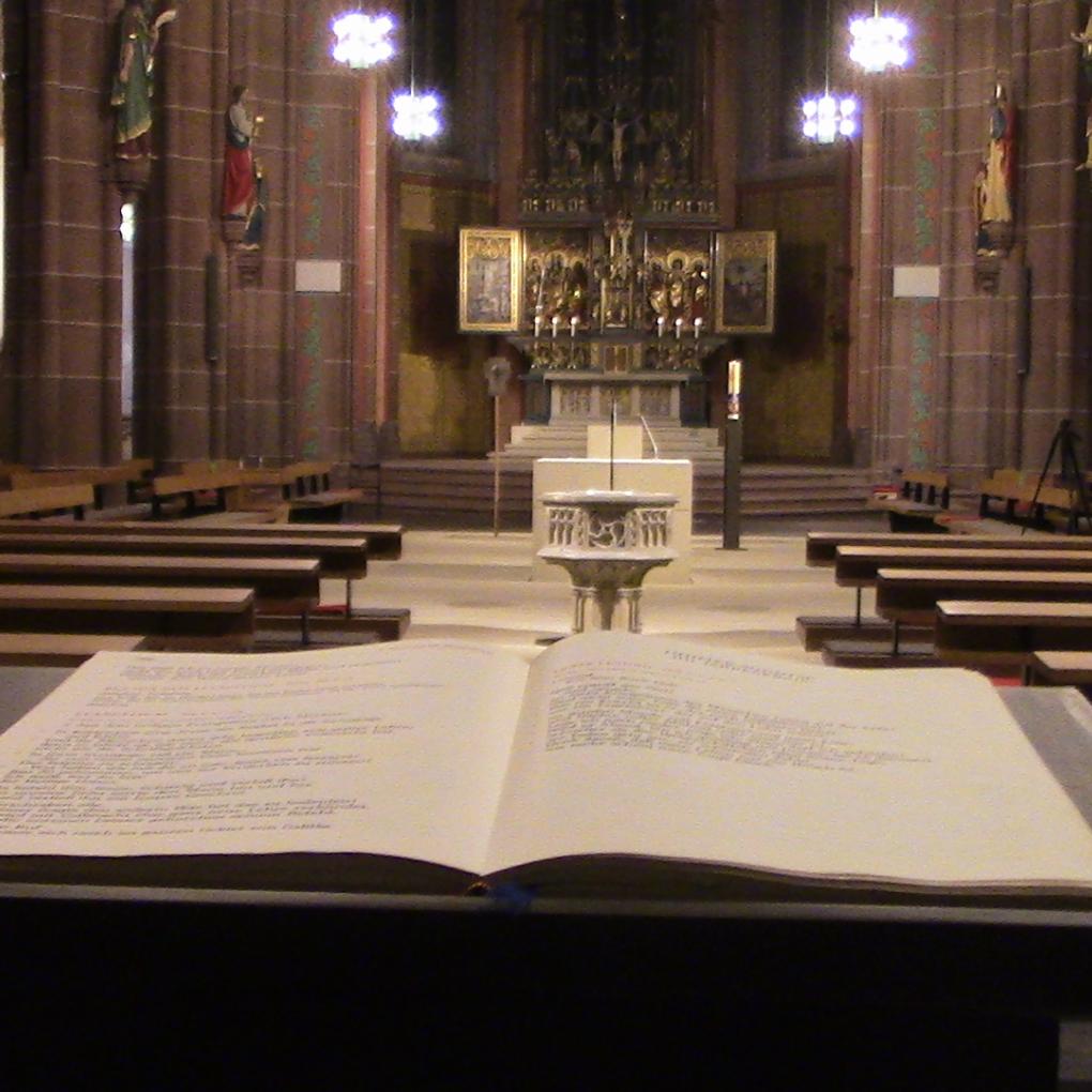 Blick in den Altarraum der Apostelkirche