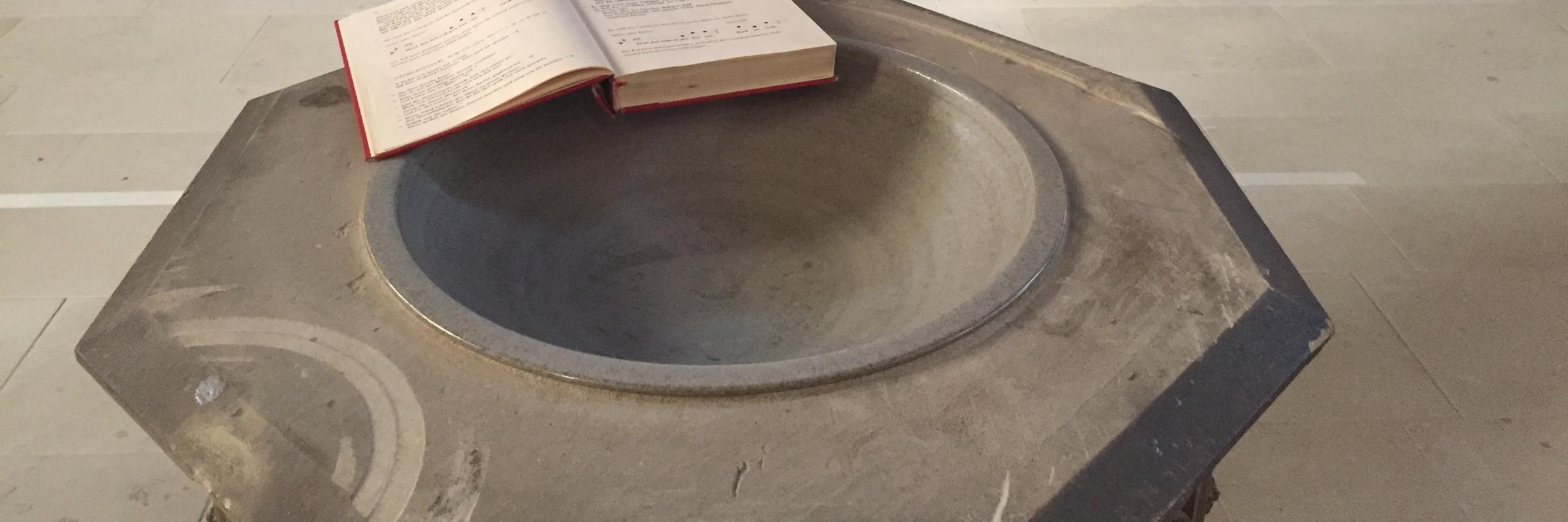 Taufbecken in der Apostelkirche