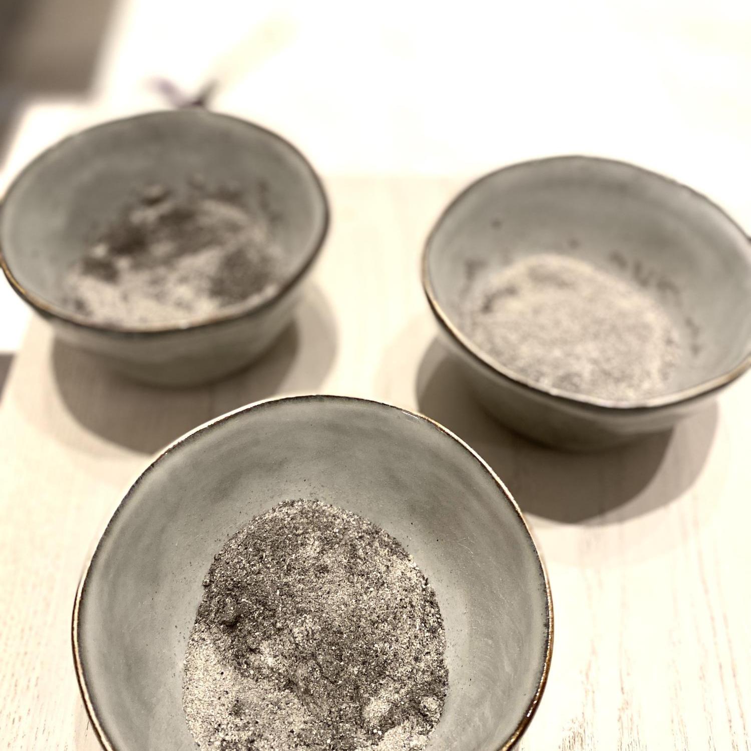 Asche in Schalen