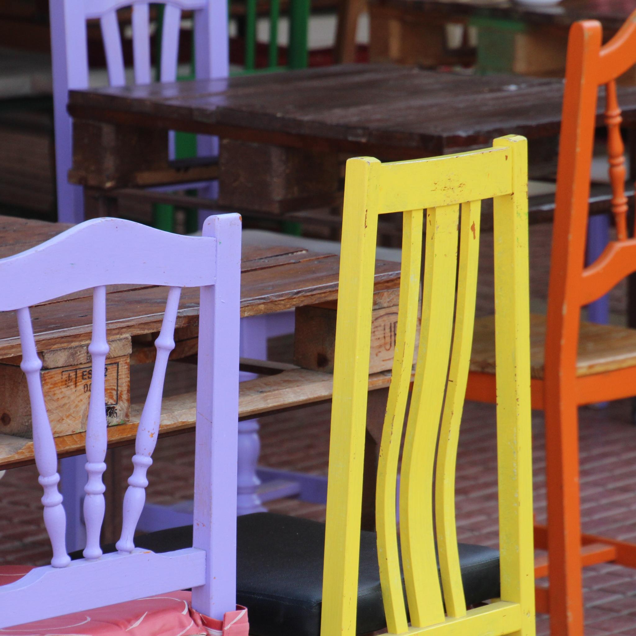 freie Stühle an Tischen