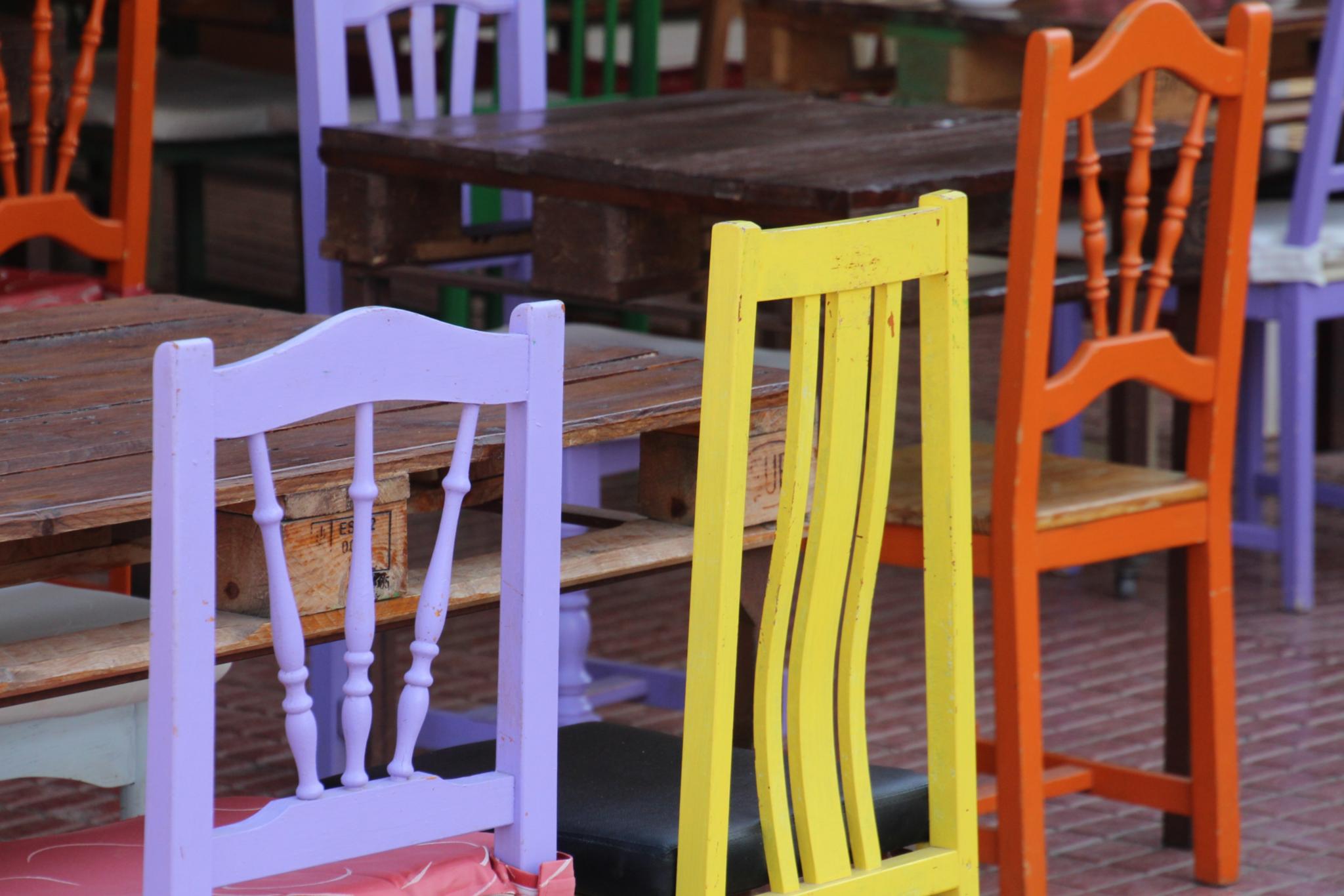 freie Stühle an Tischen