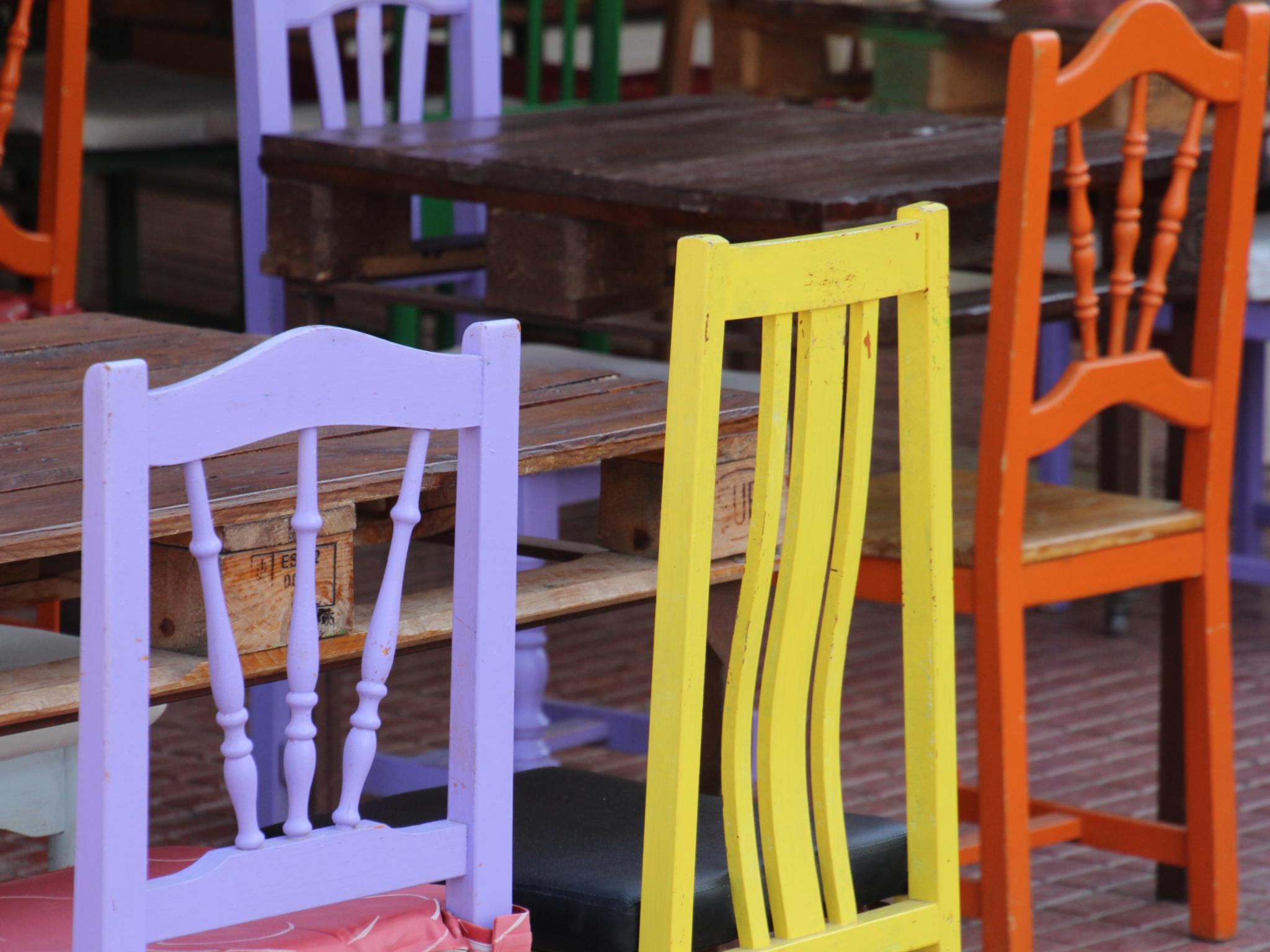 freie Stühle an Tischen