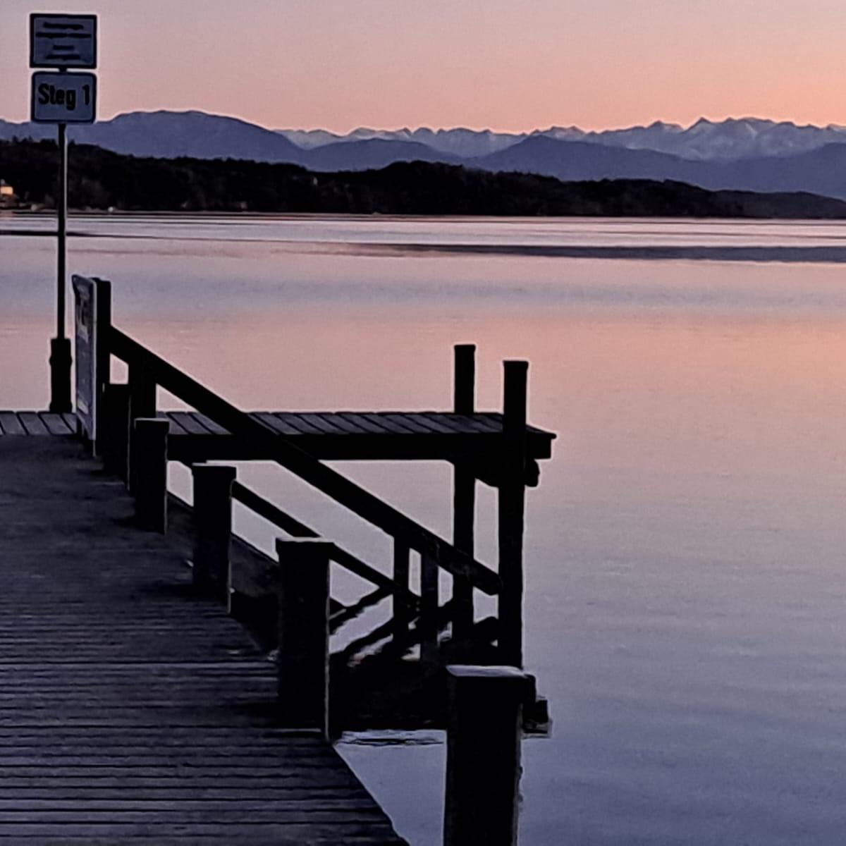 Steg am Starnberger See bei Sonnenaufgang