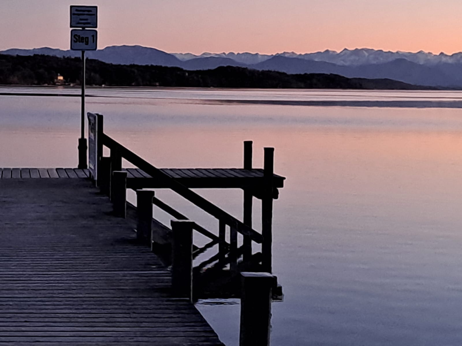 Steg am Starnberger See bei Sonnenaufgang