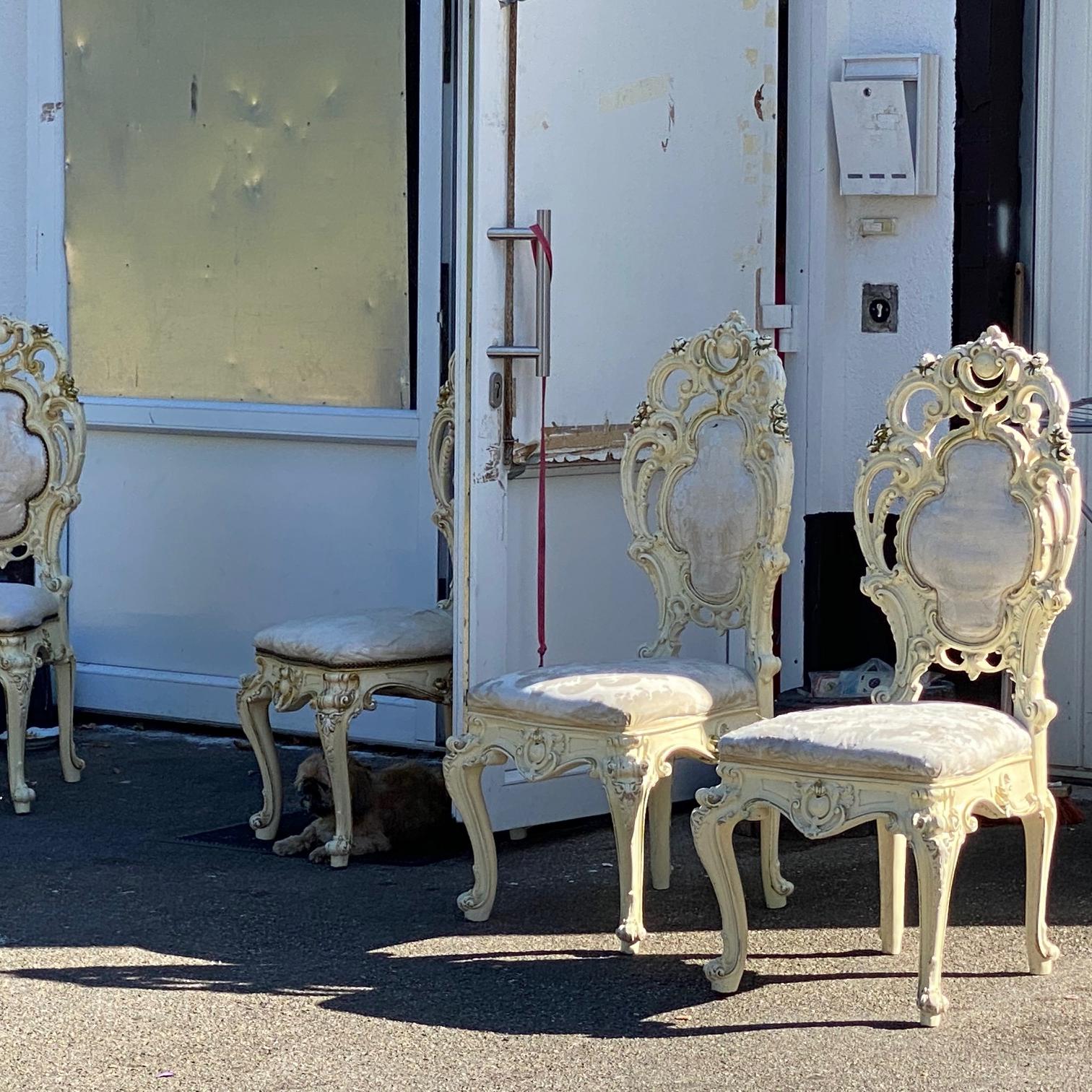 Stühle vor einer Polsterwerkstatt