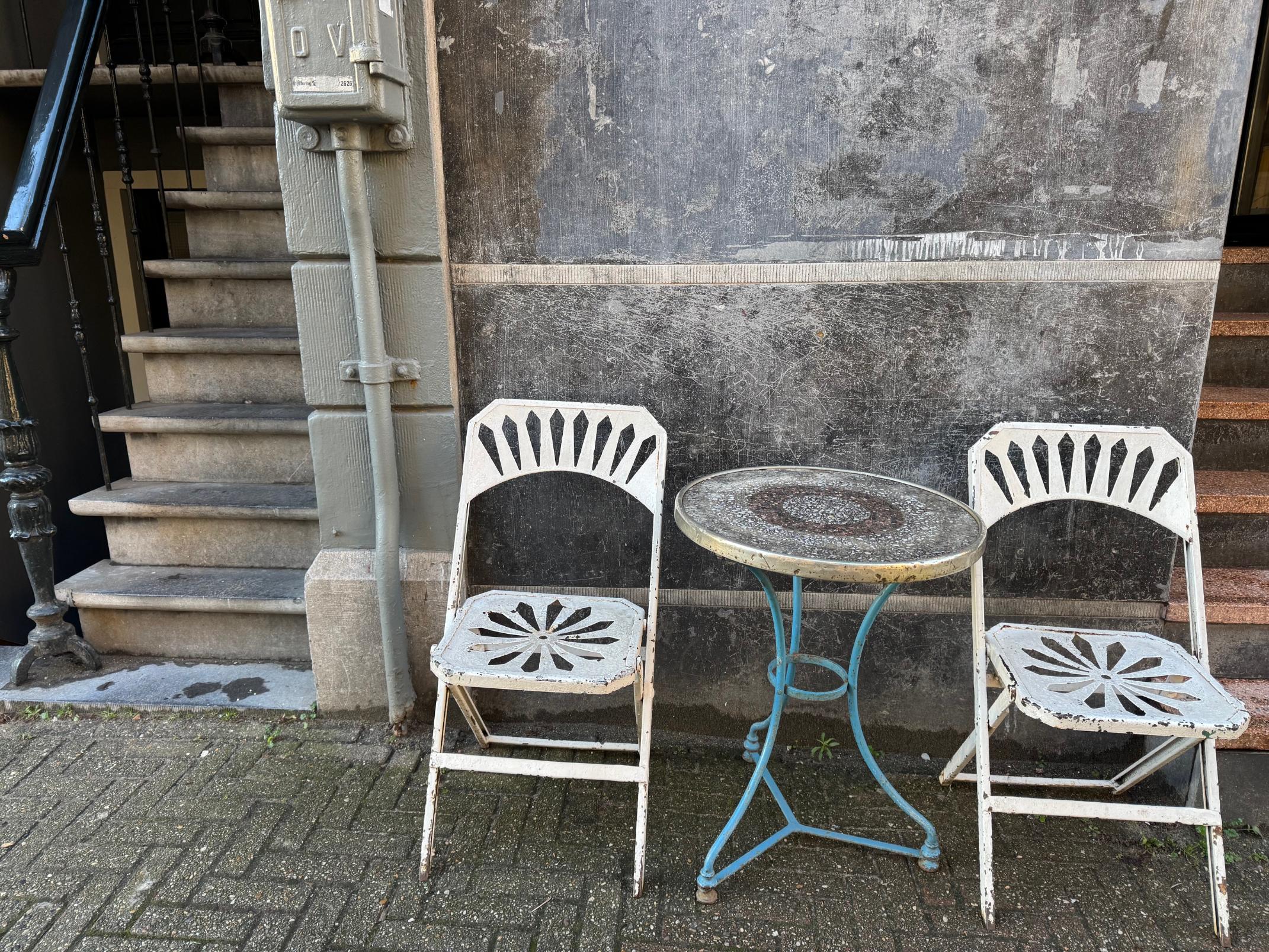 Am Ende von zwei Treppenabgängen eine Tischeinladung