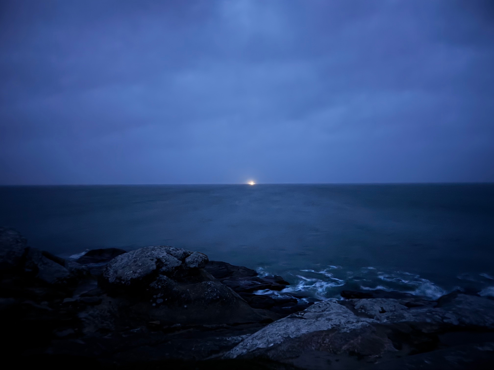 Leuchtfeuer in der Bretagne am Abend