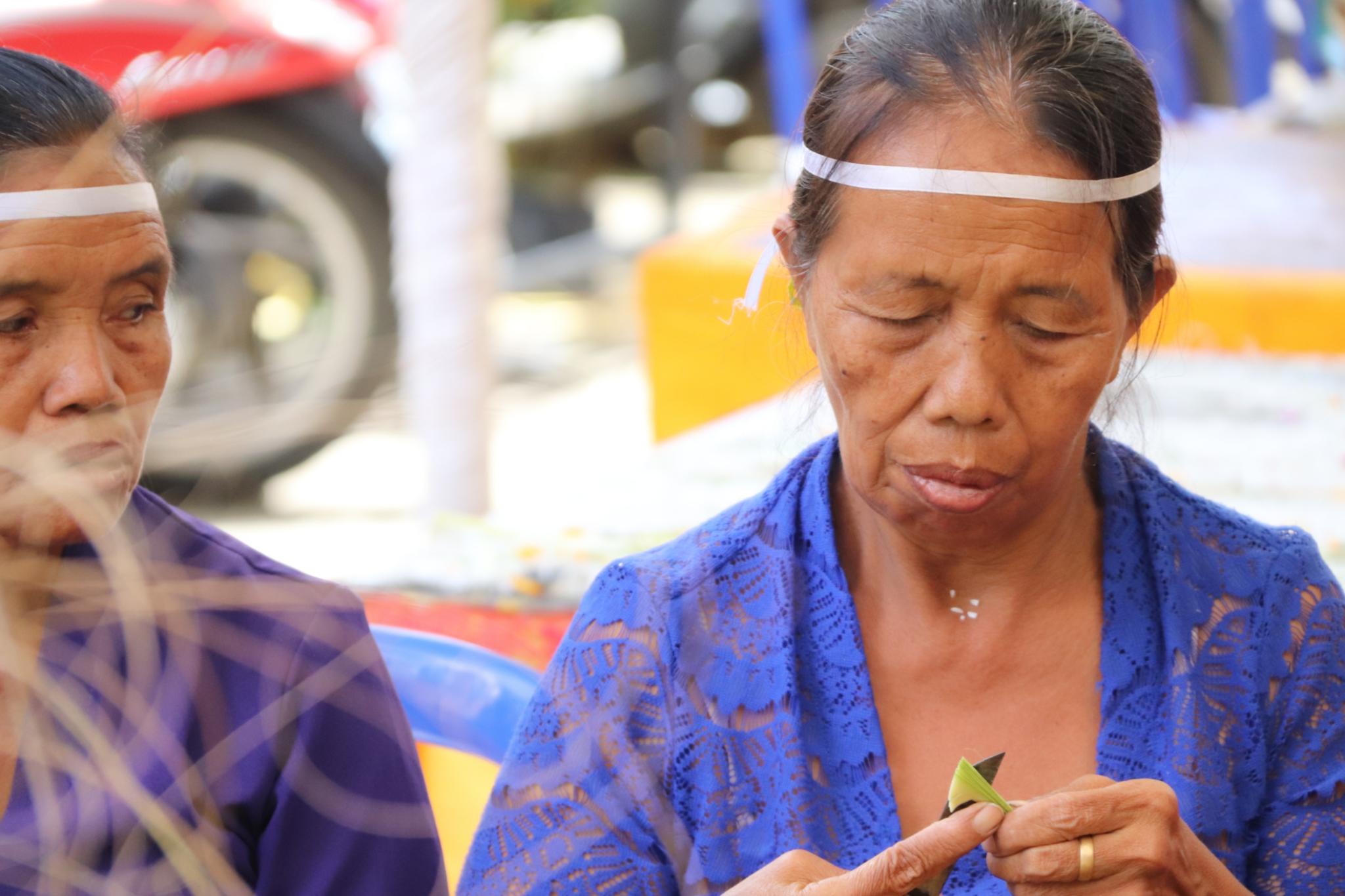 Frauen bei der Vorbereitung auf ein Tempelfest