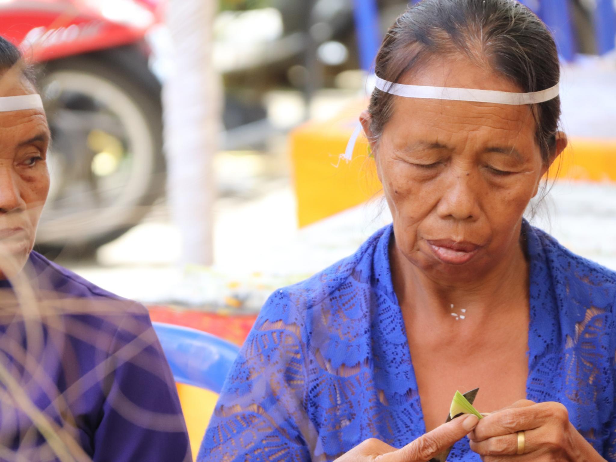 Frauen bei der Vorbereitung auf ein Tempelfest