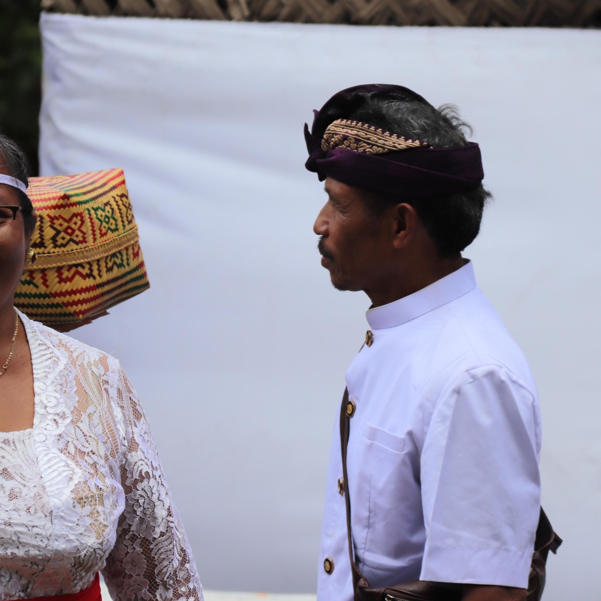 Ehepaar bei einer religiösen Zeremonie in Festtagskleidung