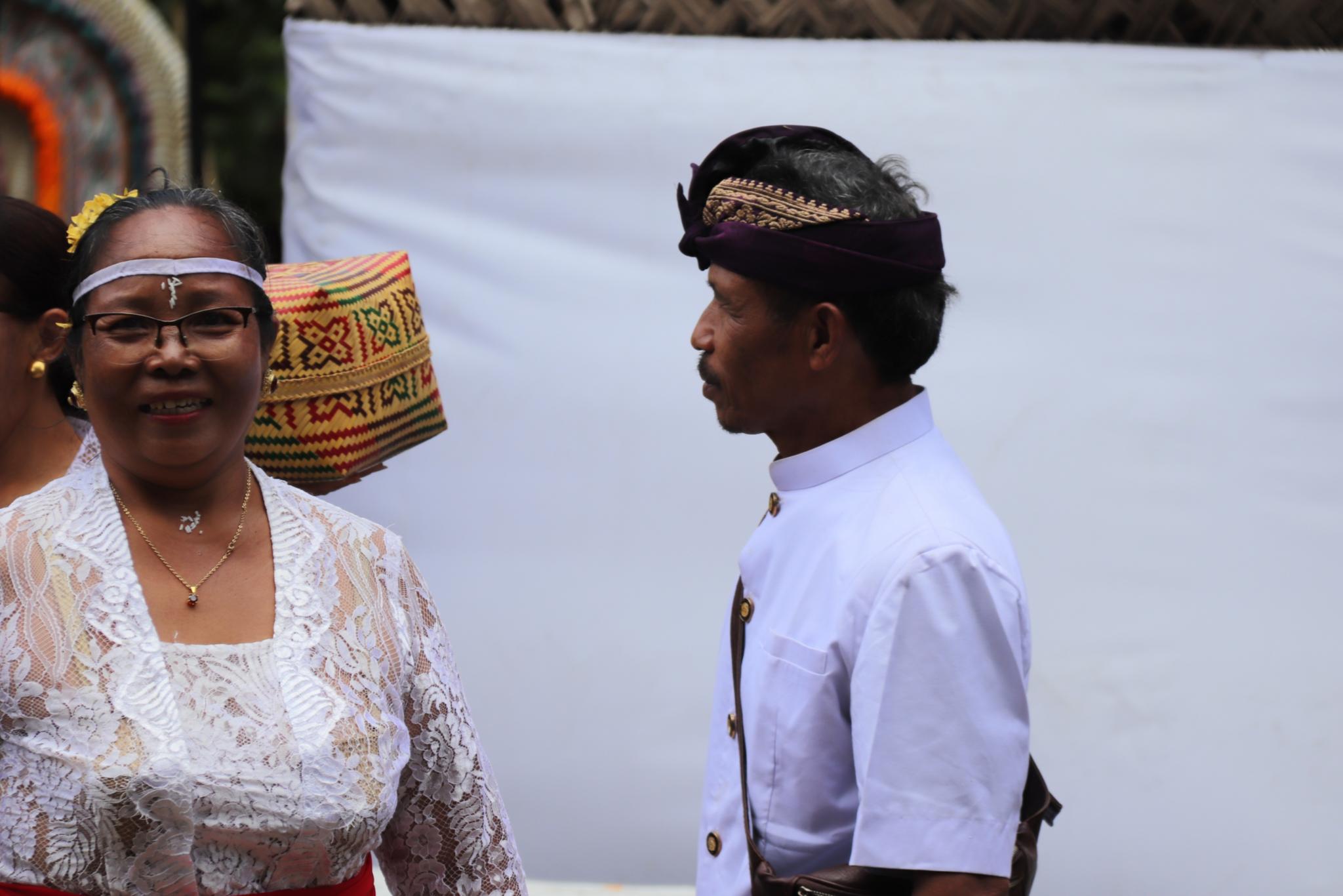 Ehepaar bei einer religiösen Zeremonie in Festtagskleidung