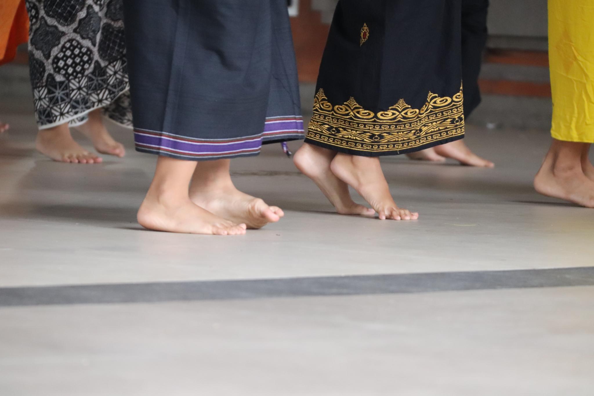 Füße in einer Tempel Tanzschule auf dem Dorf
