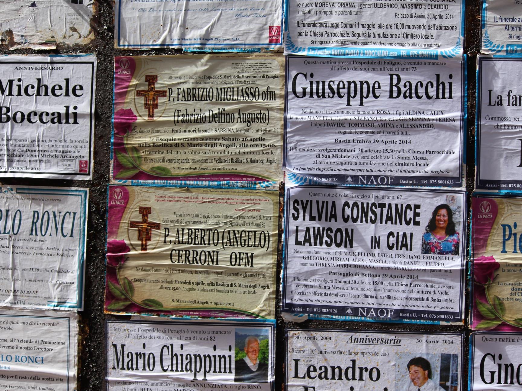 Auferstehungsanzeigen an einer öffentlichen Tafel in Assisi, Italien