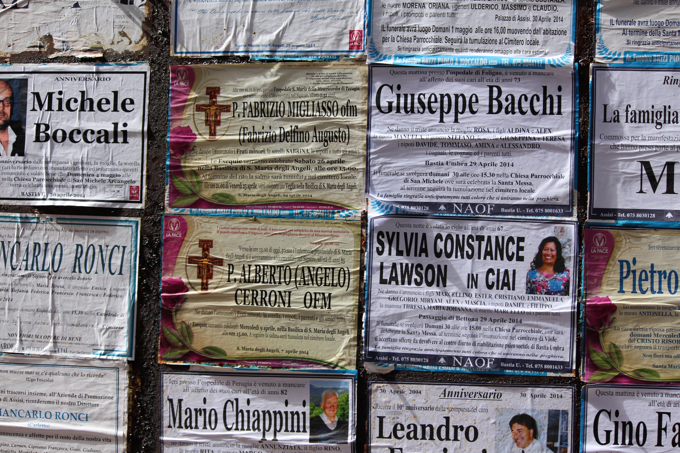 Auferstehungsanzeigen an einer öffentlichen Tafel in Assisi, Italien