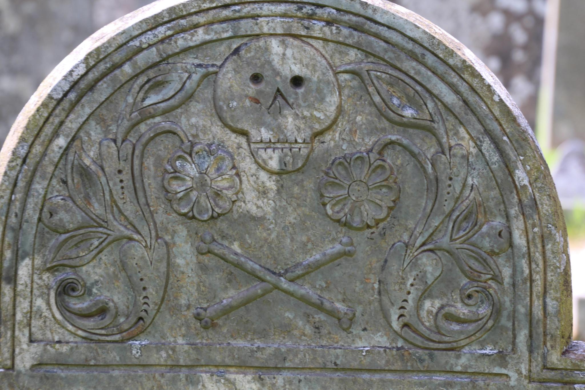 Details auf einem Grabstein in Südengland