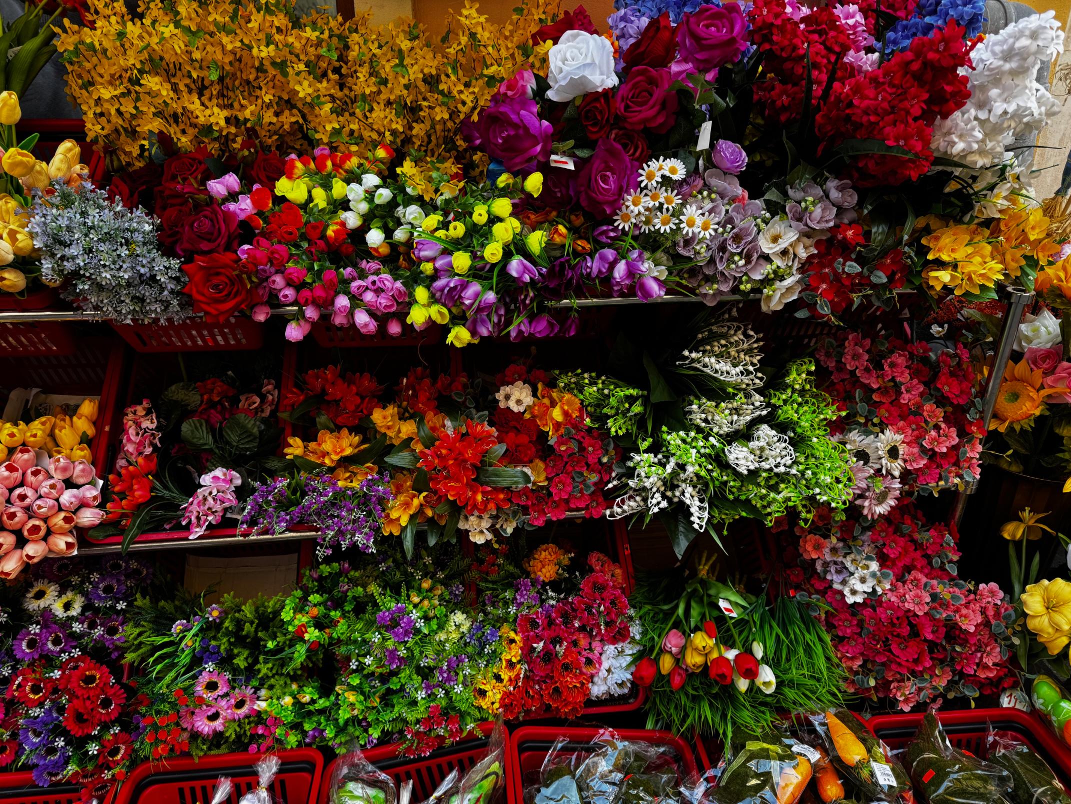 Trockenblumen in einem Verkaufsregal in Südtirol