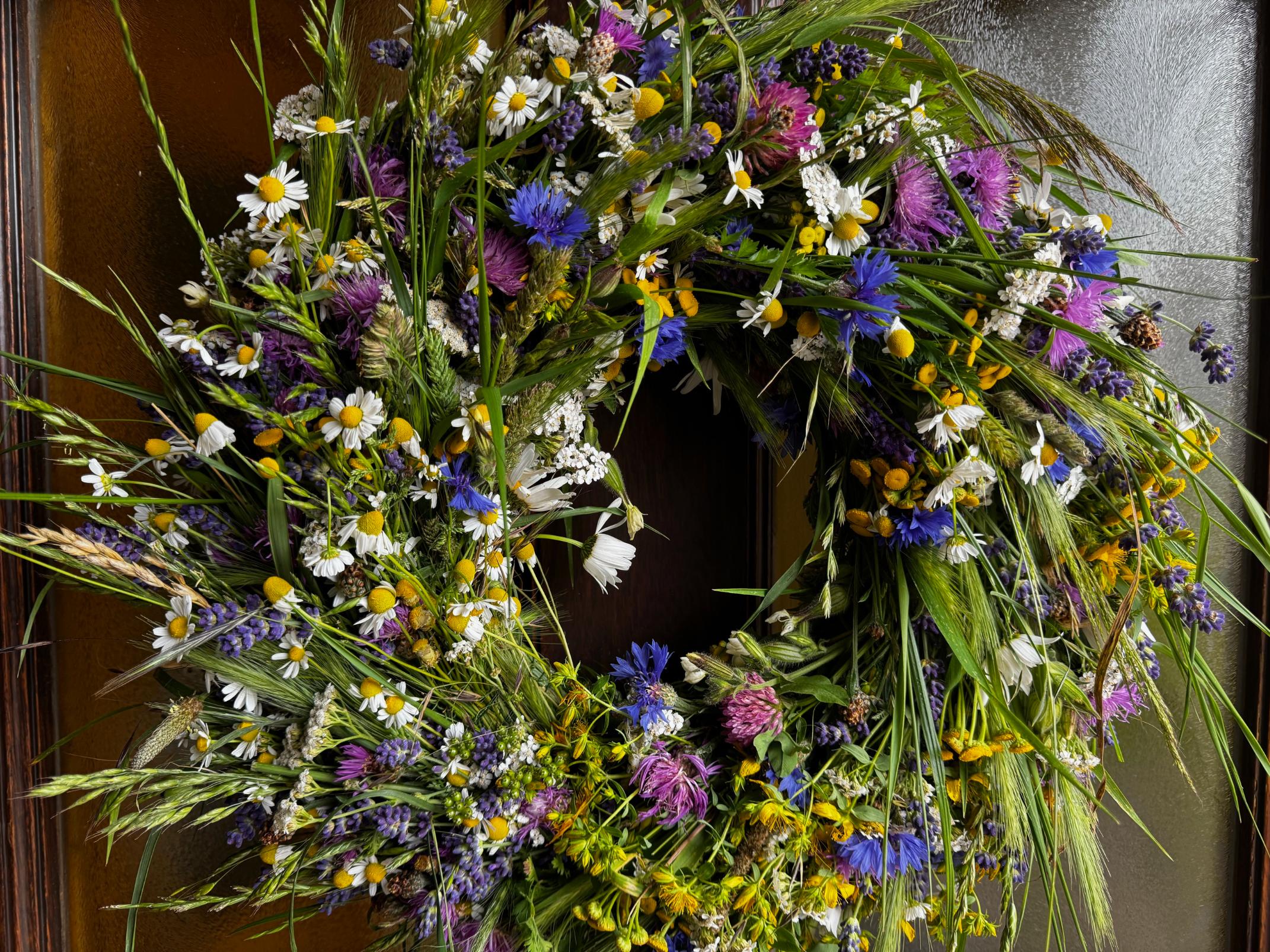Türkranz zu Mariä Himmelfahrt aus Wiesenblumen