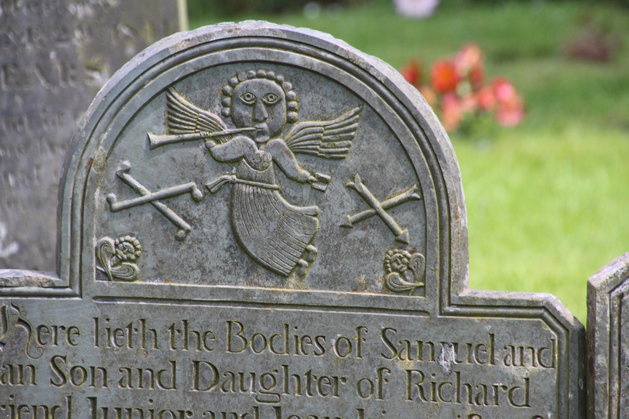 Verkündigungsengel auf einem Grabstein in Südengland