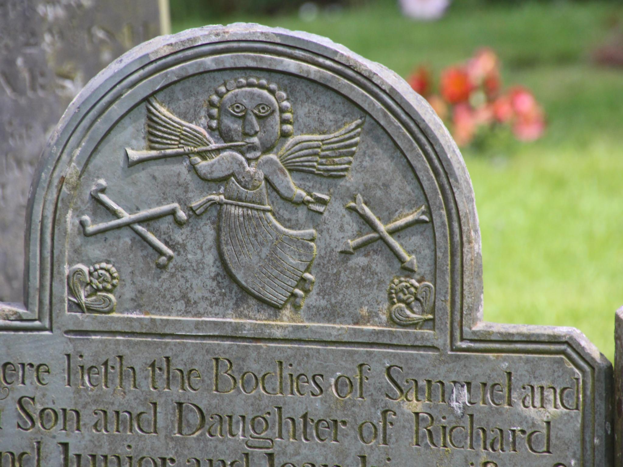 Verkündigungsengel auf einem Grabstein in Südengland