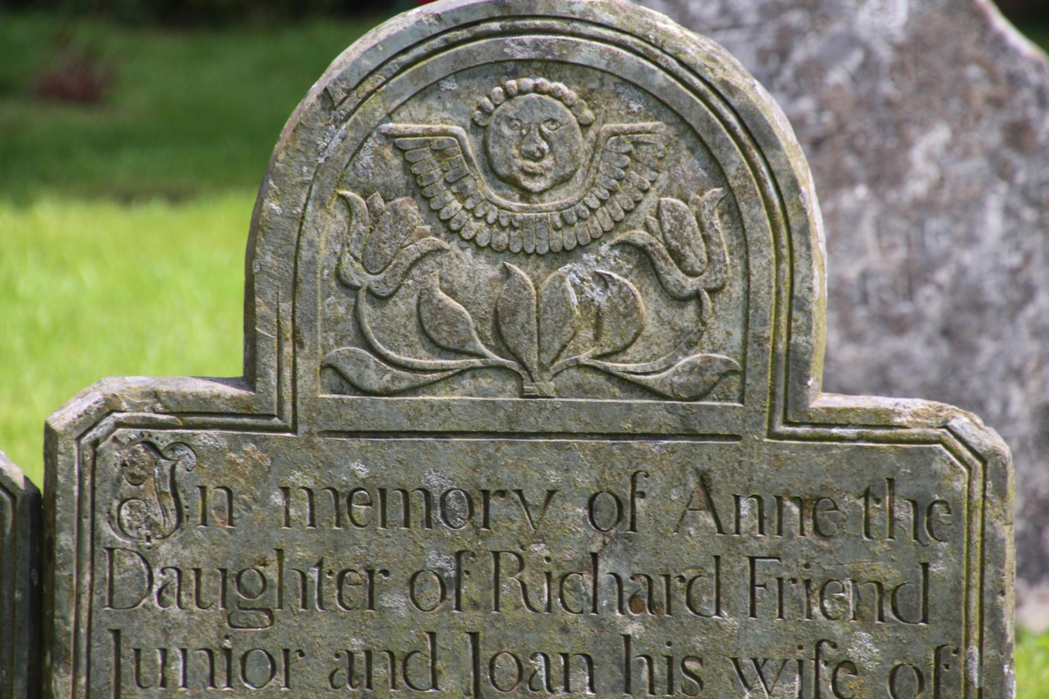 Engel und Blumen auf einem Grabstein in Südengland. Paradies