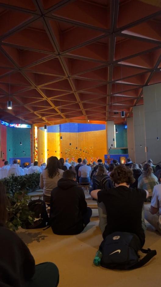 Beim Gebet in Taizé