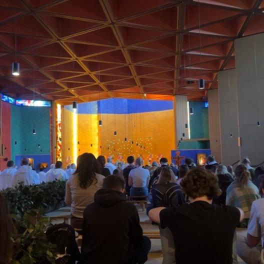 Beim Gebet in Taizé