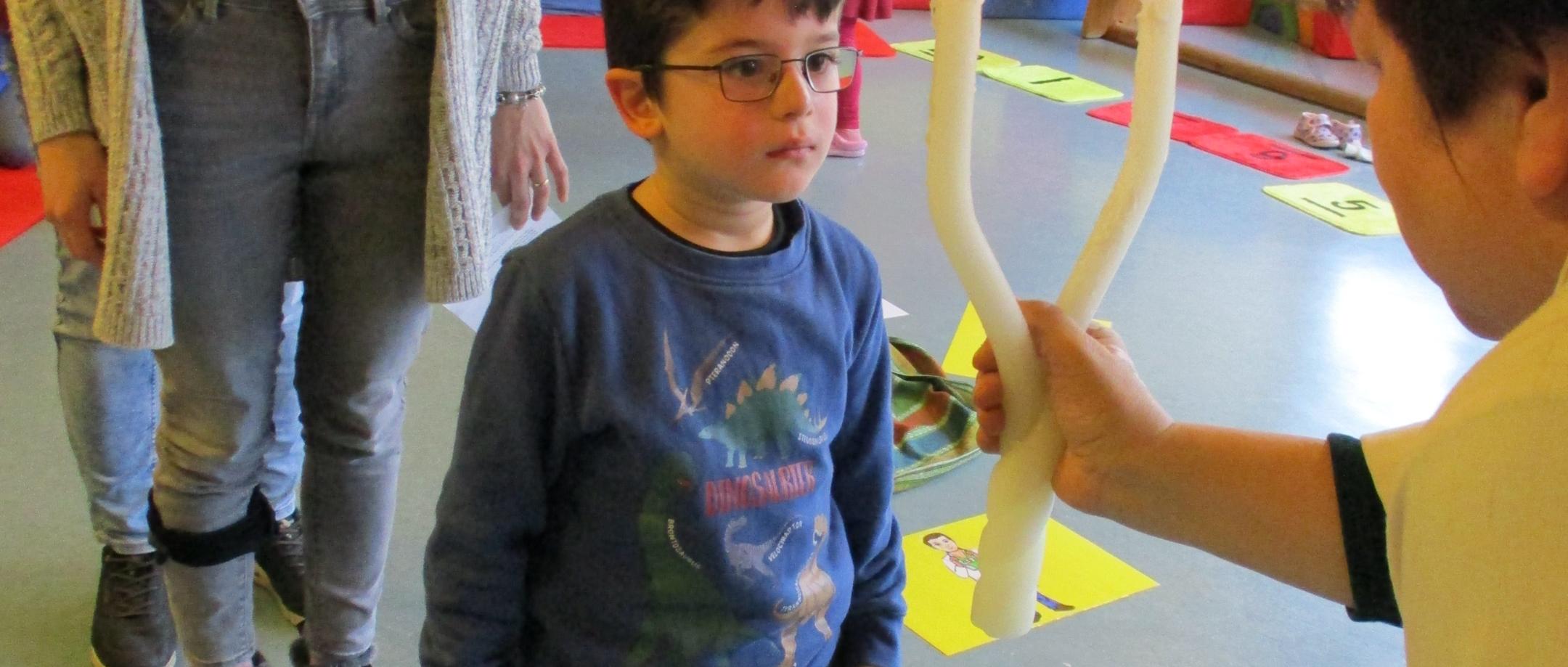 Die Kinder empfangen den Blasiussegen