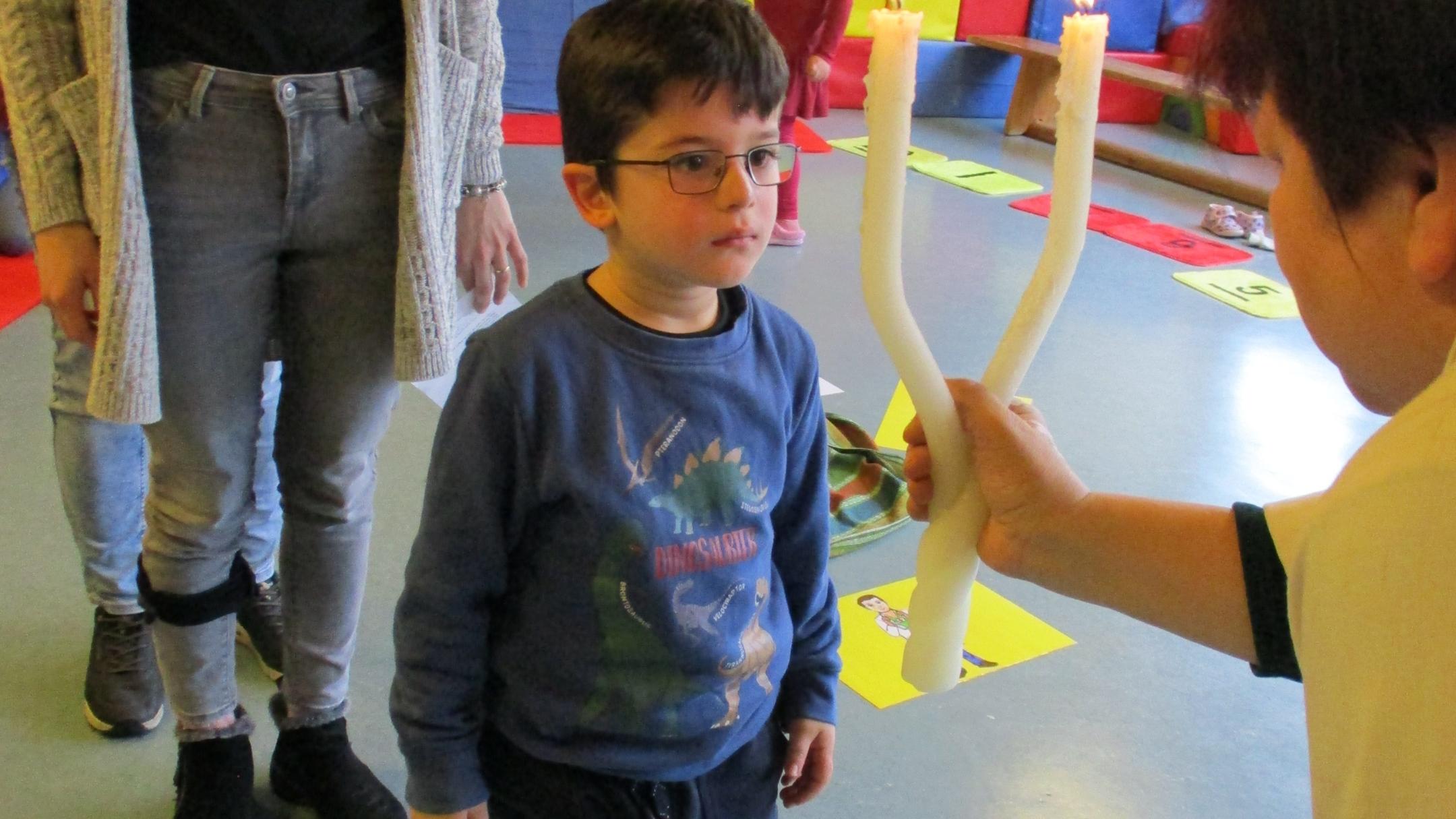 Die Kinder empfangen den Blasiussegen