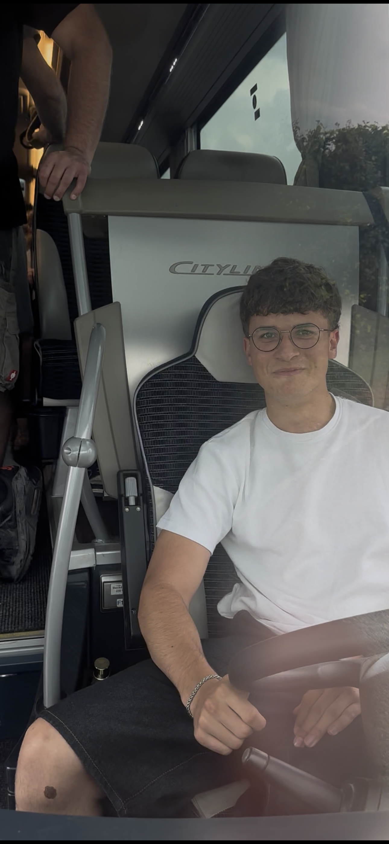 Der Busfahrer ist gut drauf
