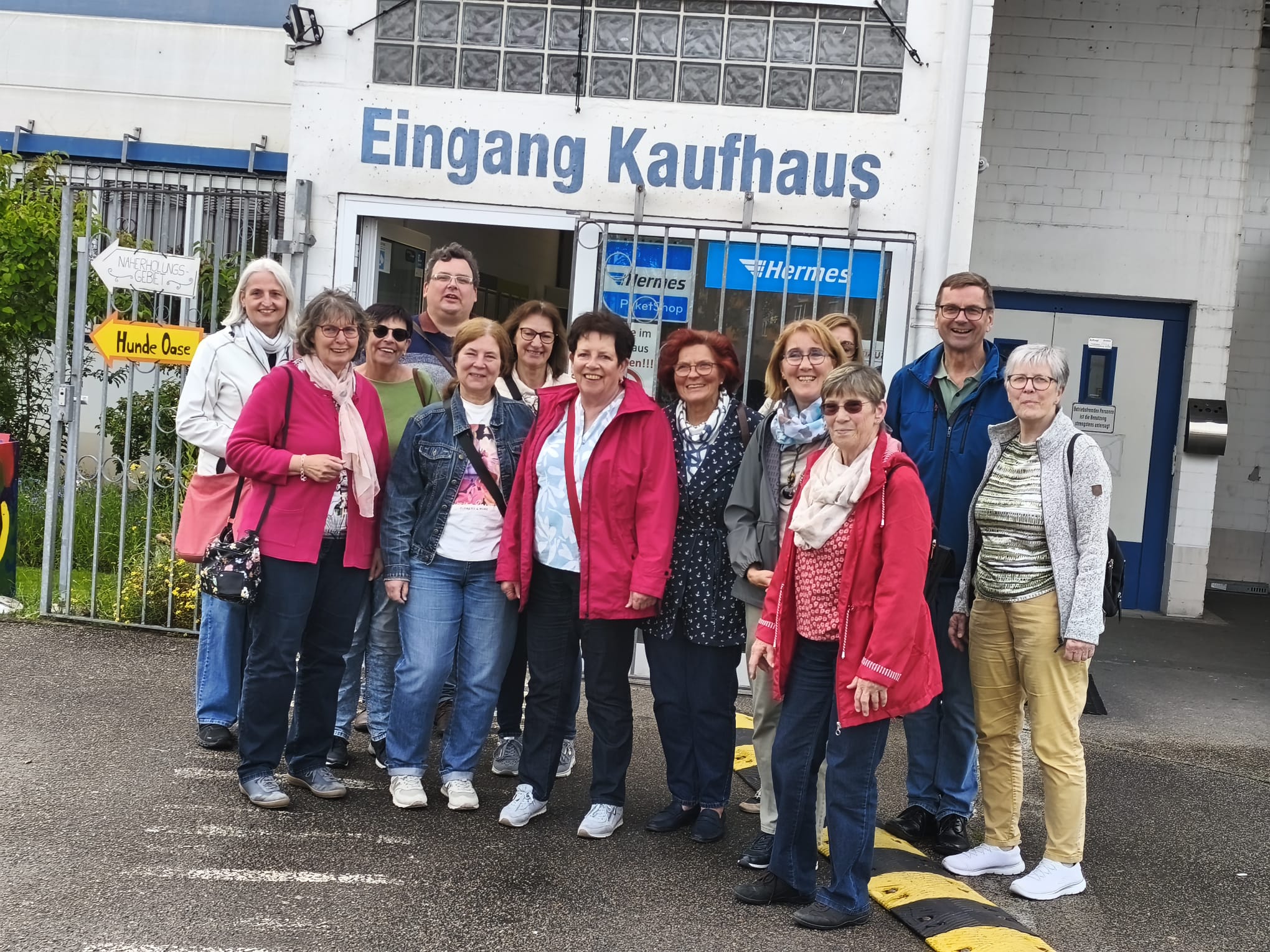 Caritasmitarbeiter am Fairkauf in Mannheim