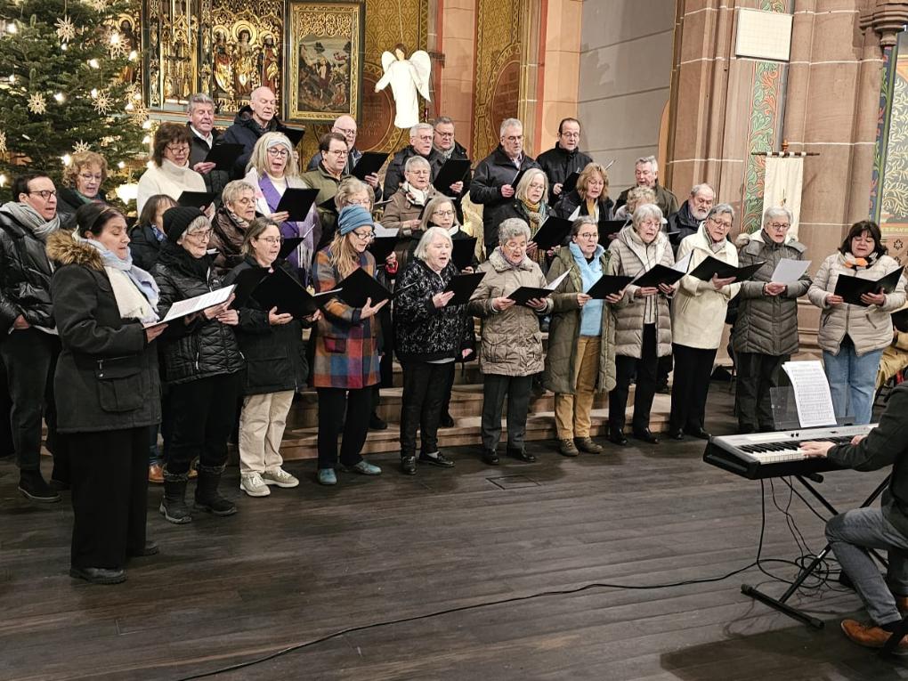 Der Kirchenchor singt im Altarraum